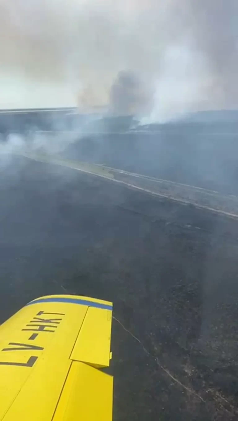 Corrientes combate intensamente dos grandes incendios forestales en la provincia.