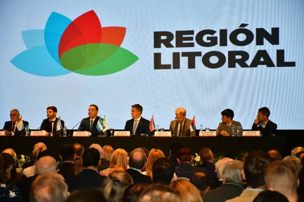 El gobernador Valdés bregó por una «mirada federal» para el futuro de la Hidrovía Paraná-Paraguay