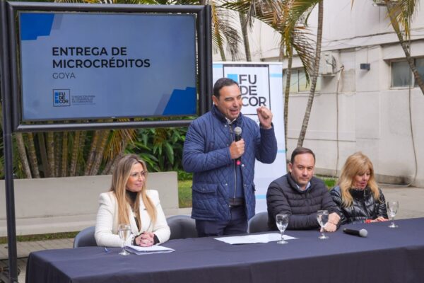 En Goya, Valdés entregó microcréditos a más de 50 emprendedores e inauguró una planta de asfalto