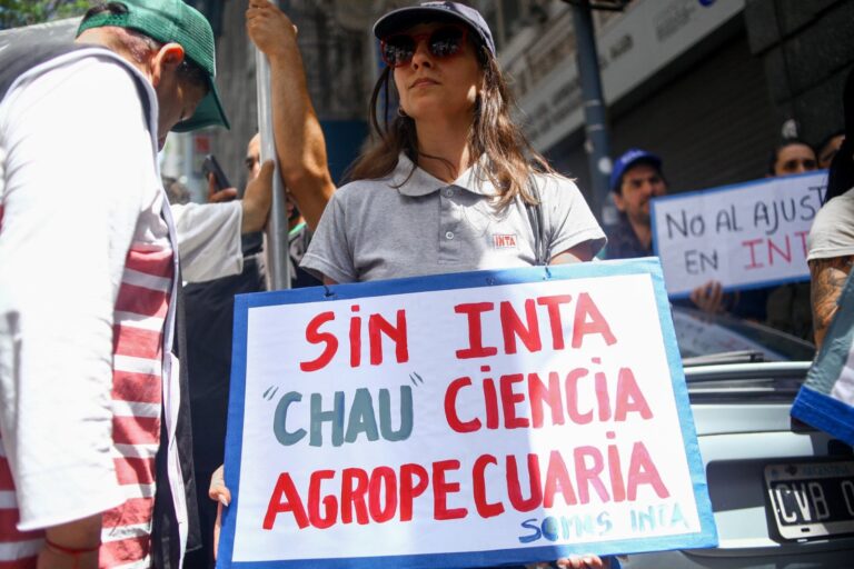 Achique y motosierra: el Gobierno buscará recortar hasta 1700 empleos en el INTA y cerraría agencias experimentales