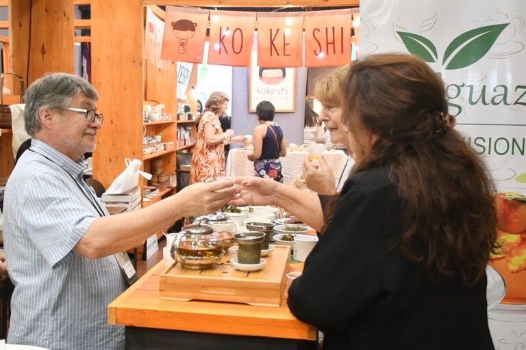 En Misiones se elaboran tés que no tienen nada que envidiar a los del resto del mundo”: Desde Colonia Alberdi, Pablo Machicote y Silvia Marinano invitan a cosechar y producir esa bebida gourmet